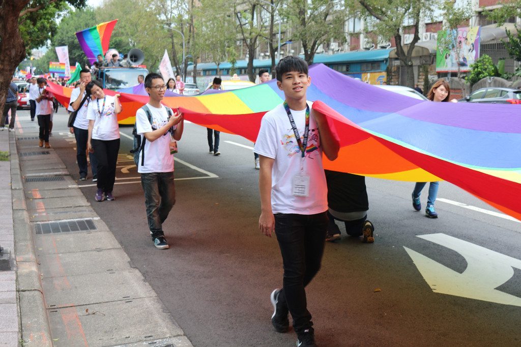 taiwan lgbt pride huge rainbow flag