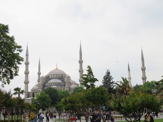 ６本の尖塔が特徴的、世界一美しいと言われるブルーモスク。