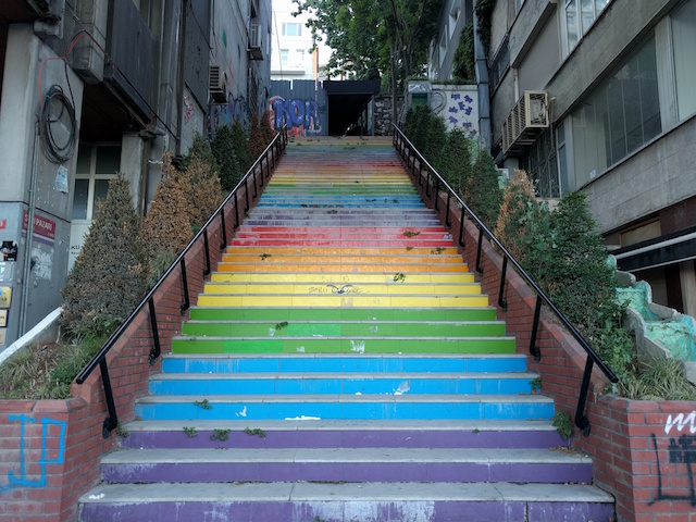 インスタ映えもすること確実な虹色階段。