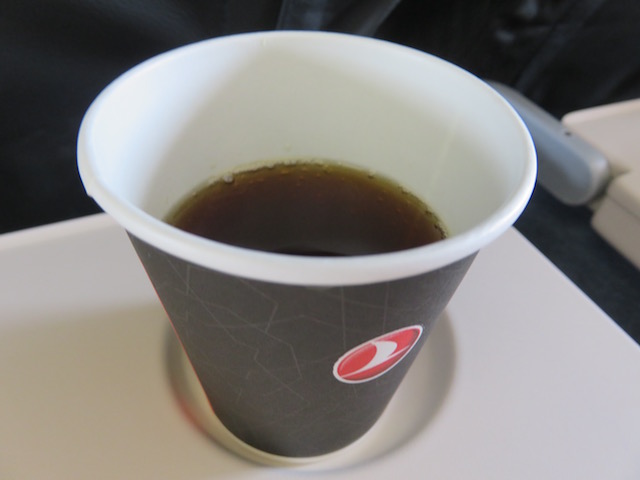 空港でチャイを飲んだので、機内ではコーヒーをお願いしました。